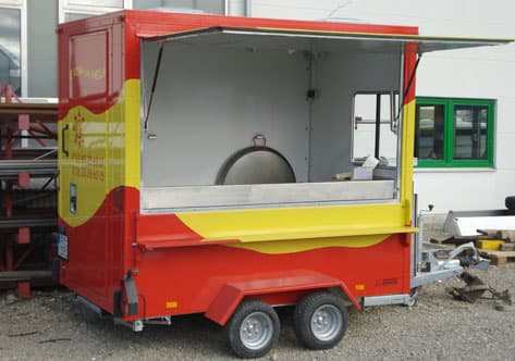 Verkaufsanhänger in Rot und Gelb mit aufgeklappter Klappe